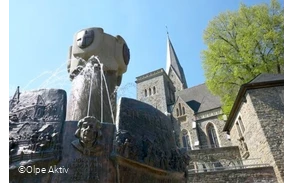 Geschichtsbrunnen - Turm Martinus Kirche.jpg