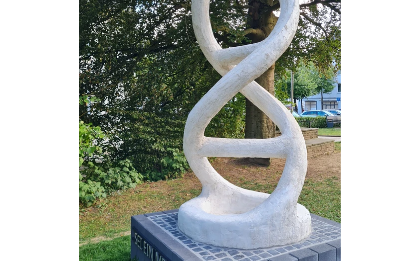Gedenkstele "Sei ein Mensch" - Olpe - Blick Richtung KKP - vertikal