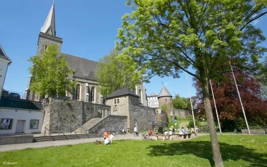 Kurkölner Platz - Geschichtsbrunnen - Martinus Kirche.jpg