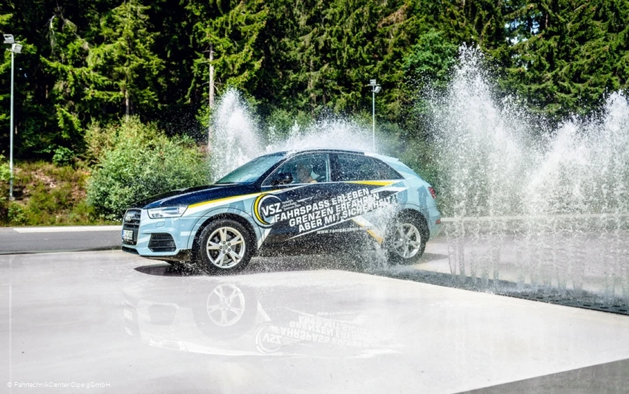 Verkehrssicherheitszentrum Olpe - Durchfahrt Wasserwand Aquaplaning Verkehrssicherheitszentrum Olpe - Durchfahrt Wasserwand Aquaplaning