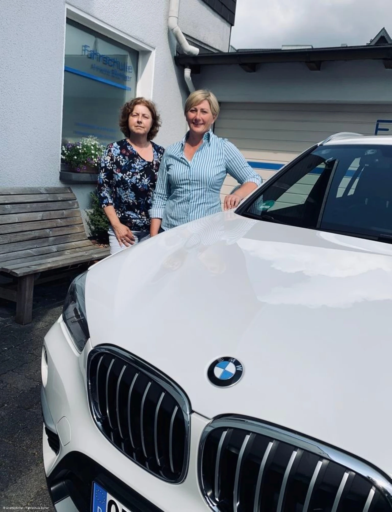 Fahrschule Bicher Olpe - Foto bei Fahrschulauto mit Fahrlehrerinnen
