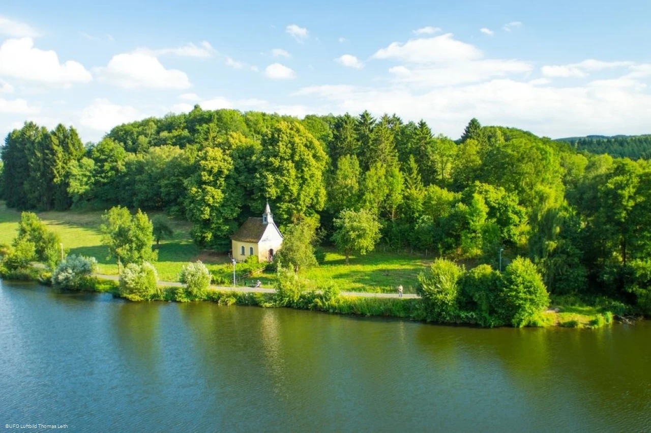 Valentinskapelle von der Ostseite des Olper Obersees