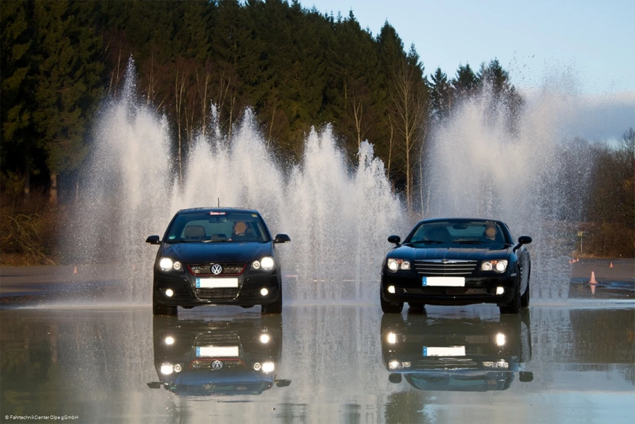 Verkehrssicherheitszentrum Olpe - Fahrzeuge vor Wasserwand Verkehrssicherheitszentrum Olpe - Fahrzeuge vor Wasserwand
