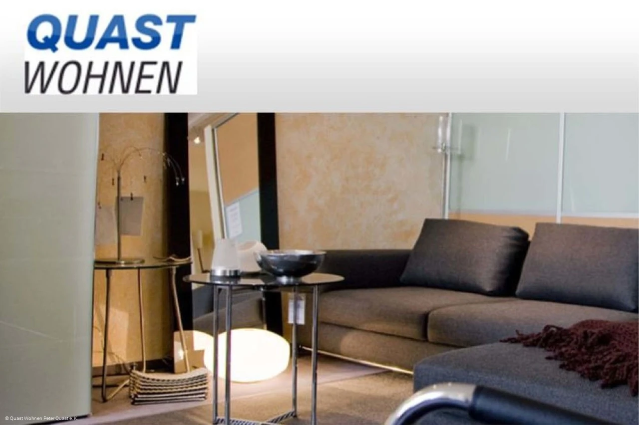 Quast Wohnen Olpe - Werbefoto mit Logo