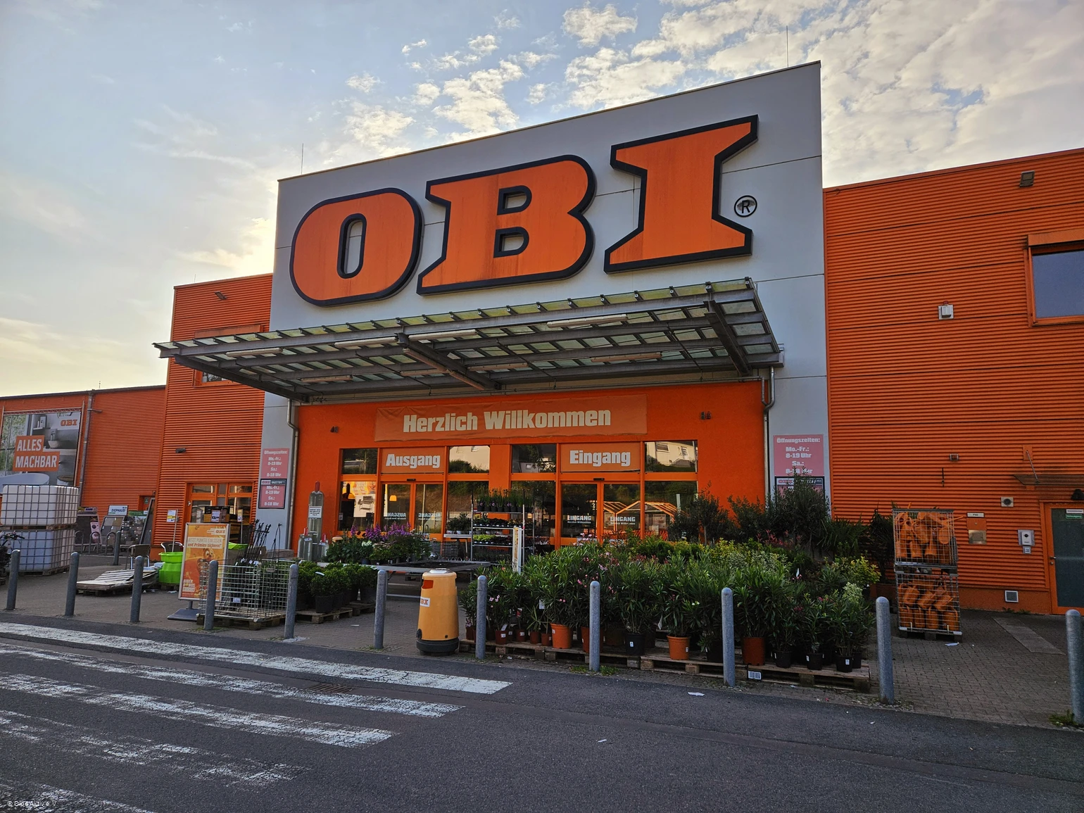 OBI Markt Olpe - Außenansicht Haupteingang Trift OBI Markt Olpe - Außenansicht Haupteingang Trift