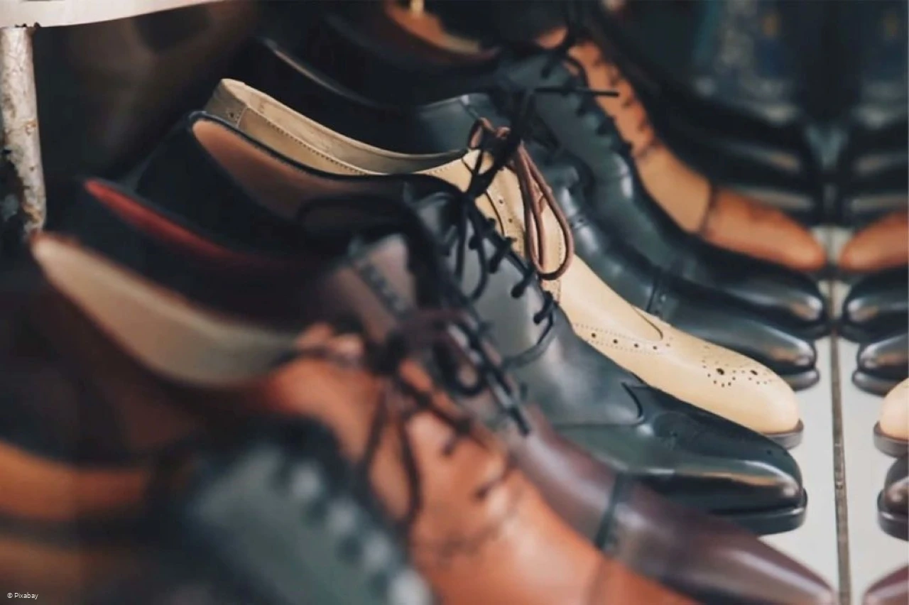 Schuhhaus Koch a. Kreisverkehr - Symbolfoto - Herrenhalbschuhe  aufgereiht im Regal